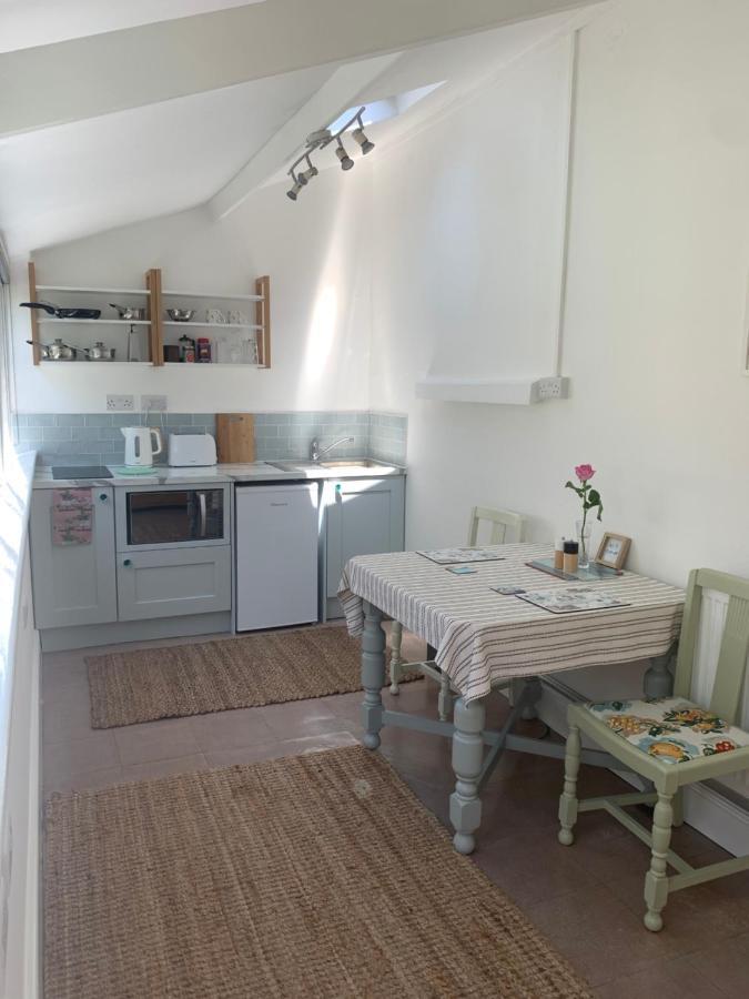 Puffin. Comfortable Annexe Central 팰머스 외부 사진